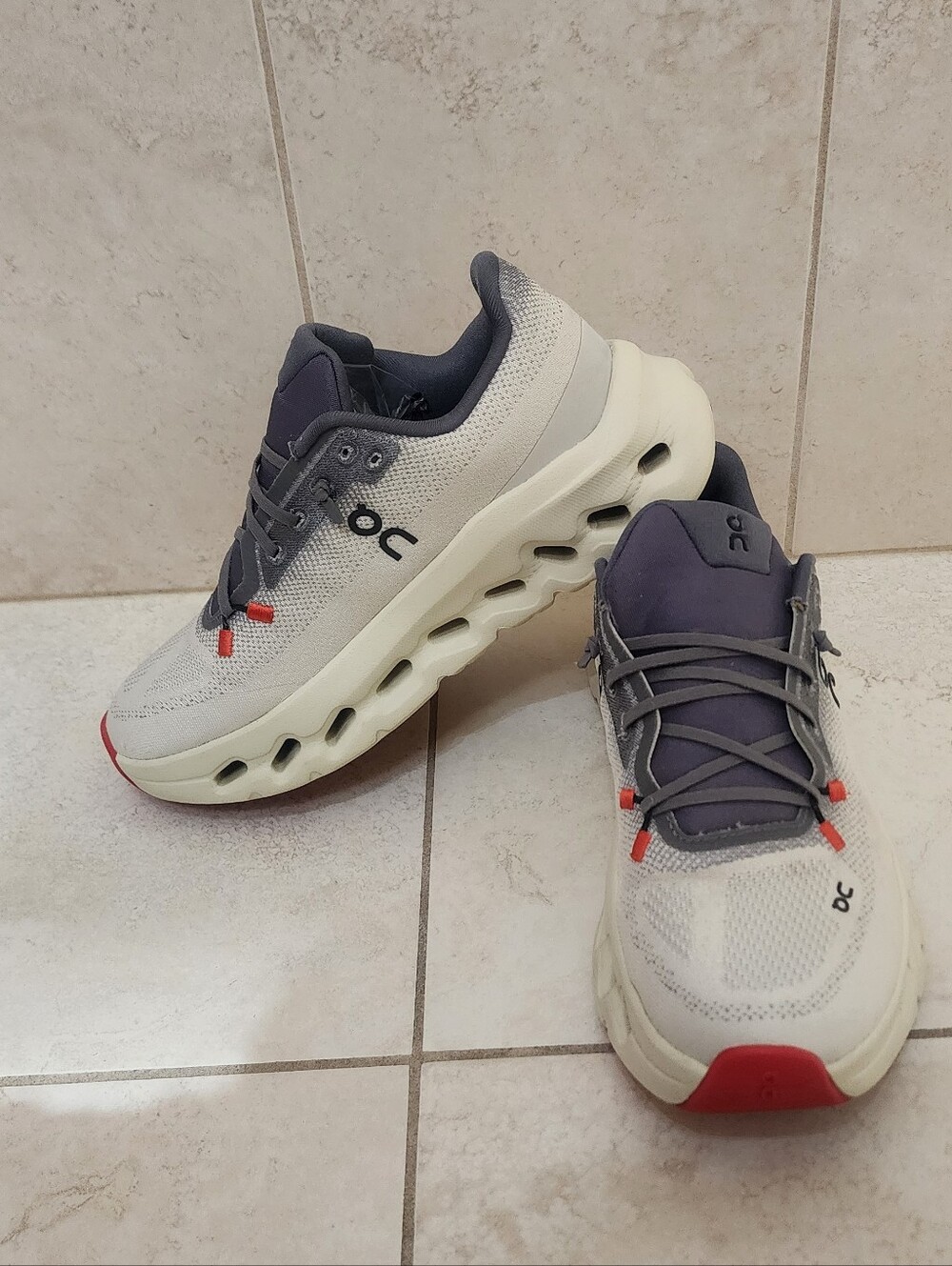 On Running Womens Sneakers ā White, Gray & Red